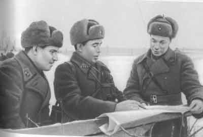 Командир 9-й гвардейской дивизии А.П. Белобороов ( в центре) на наблюдательном пункте дивизии